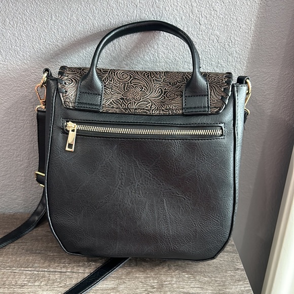 MUDD Western bag black w/tan with fringed snap closure, gold hardware, crossbody - Picture 2 of 6